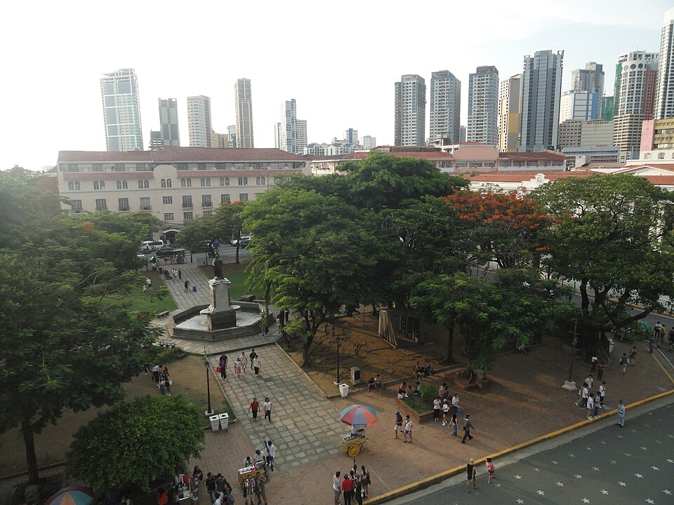 Manila Cathedral (Plaza Roma)